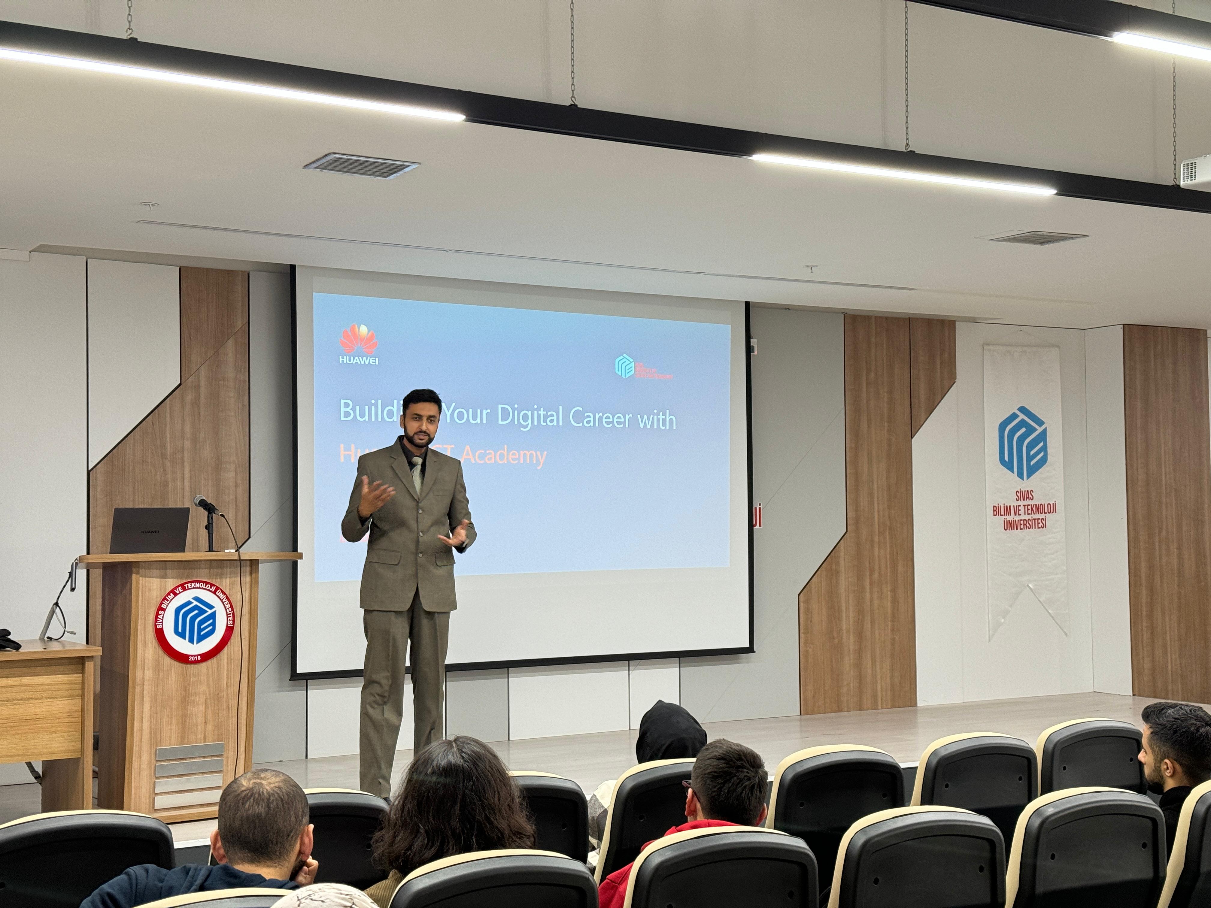 Dr. Öğr. Üyesi Zeshan Iqbal Huawei ICT Academy Hakkında Seminer Verdi